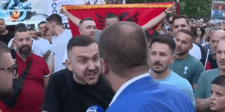 Pretendenti si organizatori i protestës, PD-isti Arben Kola si Berisha, kundër amnistisë penale! Me një turmë me fëmijë dhe delirantë shkon te Kuvendi! Incident  banal pa motiv me deputetin Ardit B…