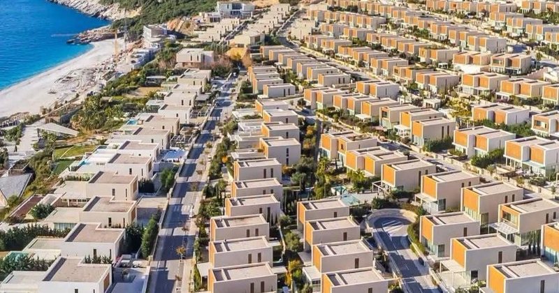 Pas paralajmërimit se do të shkatërronte Bajrat, Marjana Koçeku i kthehet estetikës dhe godet Palasën