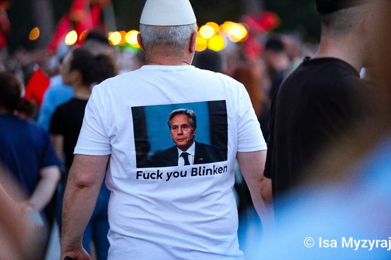 FOTO LAJM/ Bluza me mbishkrimin “Fuck you Blinken”: Ushtarët e Berishës dalin hapur në zemër të protestës