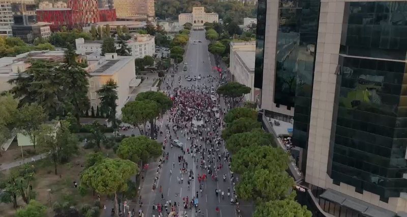 Siç duket po u mbarojnë lekët sponsorve të anti Shqipërisë! Pamje me dron: Protesta e 23-të kundër qeverisë si karrigia e Lapajt,  ja  sa kanë mbetur  me “kuç e me maç”