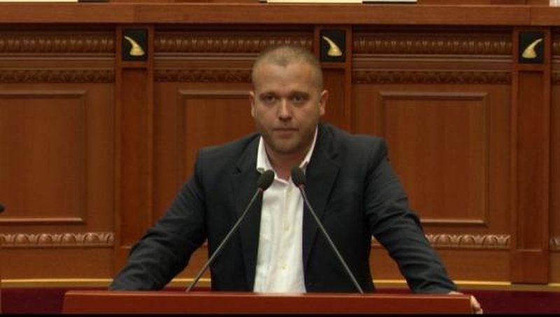 Bido ironizon Muçin: Lëre kolltukun, se nuk ia vlen as zaptimi i oborrit të shkollës “Koto Hoxhi” në Gjirokastër, as aksionet e tua si ndërtues në Arameras