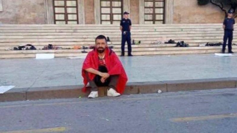 “Unë jam miku, jo armiku yt”! Rama dedikim protestuesit të ulur para Kryeministrisë: Protestat, errësira e një mallkimi të vjetër mbi Shqipërinë