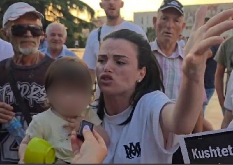 VIDEO/ Dita e 24-t e protestës nis me incident, tubuesja i kundërvihet Arben Kolës: Po bie protesta çdo ditë, kush je ti që na drejton?