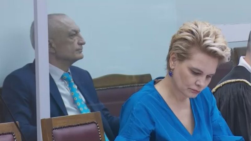 “Mos u merr me llafe grash”! Plas sherri në seancë mes Kryemadhit dhe Metës, ish-deputetja: Nuk e duroj dot më, dhe babai im të çohet nga varri