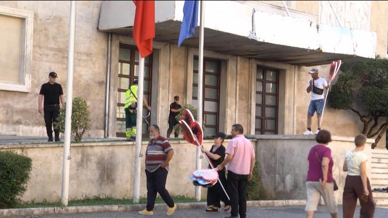 Protestat në Tiranë hyjnë në ditën e 28-të,  5 qytetarë kalon natën para Kryeministrisë! Aktivizohen kariget e Lapajt