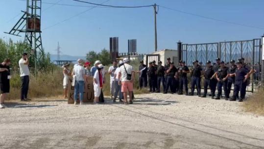 Dështon protesta kundër TEC-eve lundruese në Vlorë, afro 10 qytetarë përballë’200 policëve Dështon protesta kundër TEC-eve lundruese në Vlorë, afro 10 qytetarë përballë’200 policëve