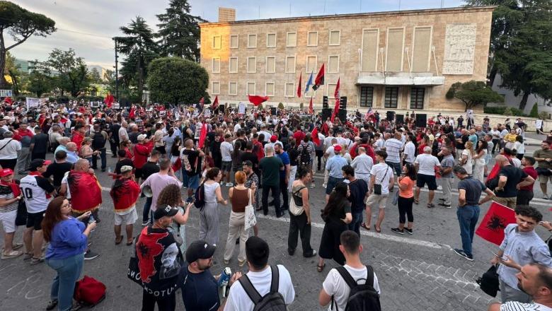 Tre paradokse tragjikomike që ka prodhuar protesta Tre paradokse tragjikomike që ka prodhuar protesta