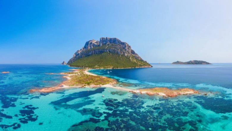 Kllounet majtiste italiane në protestë në Shqipëri: 13 mijë euro metri katror për një vilë në Tavolara Bay, zona e mbrojtur e kategorisë së parë!  Kush janë miliarderët pas projektit luksoz në Sard…