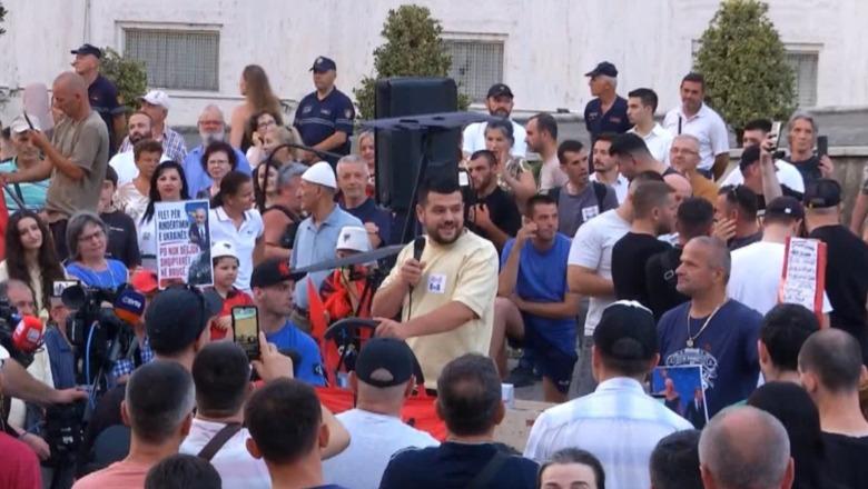 Protestuesit e zellshëm të njëjtat kërkesat drejtuar Ramës: Askush nuk foli për platformën tjetër politike! Kritika nga podiumi për mënyrën e organizimit! Pjesmarrja: si rithemeluesit e Berishës çd…