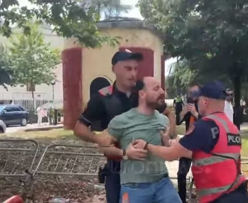 Përshkallëzohet tensioni para Parlamentit, policia arreston Dritan Goxhajn Përshkallëzohet tensioni para Parlamentit, policia arreston Dritan Goxhajn