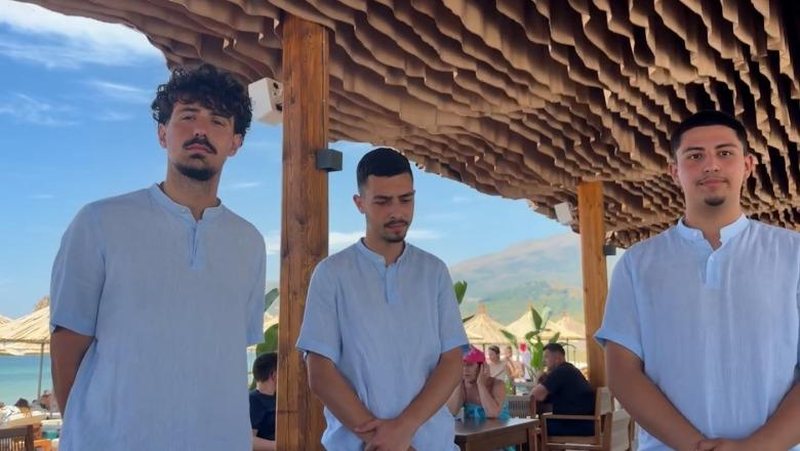 Rama ndalet për kafe në Radhimë dhe u përgjigjet kritikëve për turizmin: S’kemi paga më të ulëta se Greqia, kamarierët paguhen 1000 euro/muaj Rama ndalet për kafe në Radhimë dhe u përgjigjet kritikëve për turizmin: S’kemi paga më të ulëta se Greqia, kamarierët paguhen 1000 euro/muaj