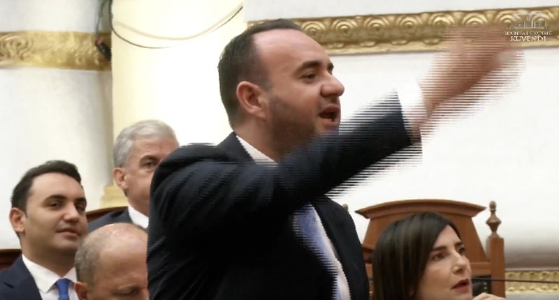 “Ia di ti muhabetet kryetarit tënd, jo unë”! Balliu përplaset me Muçin: Këtej shpërndan fondet e BE, këtej themelon parti “Ia di ti muhabetet kryetarit tënd, jo unë”! Balliu përplaset me Muçin: Këtej shpërndan fondet e BE, këtej themelon parti