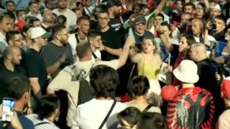 VIDEO/ Tensione në protestën para Kryeministrisë, qytetari lag me ujë një grua në turmë VIDEO/ Tensione në protestën para Kryeministrisë, qytetari lag me ujë një grua në turmë