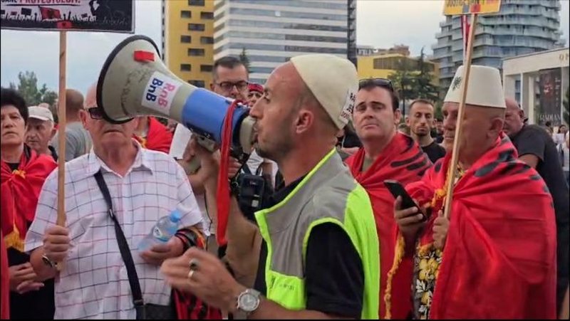“Organizatori i madh” Arben Kola kërcënon shtetin: Deri më sot protestat kanë qenë paqësore se ne nuk kemi dashur dhunë, por tani nuk mbajmë përgjegjësi! “Organizatori i madh” Arben Kola kërcënon shtetin: Deri më sot protestat kanë qenë paqësore se ne nuk kemi dashur dhunë, por tani nuk mbajmë përgjegjësi!