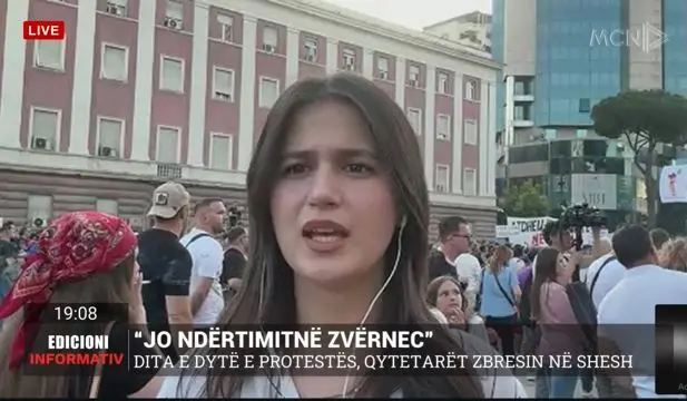 Media greke Kathimerini për protestën në Zvërnec: Dy autobusë me protestues ishin nisur nga Athina! Mersini takim me banorët në Greqi Media greke Kathimerini për protestën në Zvërnec: Dy autobusë me protestues ishin nisur nga Athina! Mersini takim me banorët në Greqi