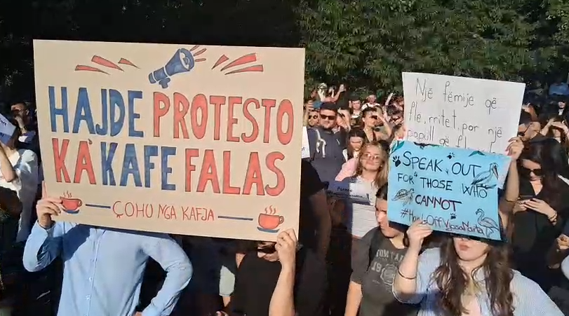 A duhet të vijojë ndërtimi i resortit turistik në Zvërnec? Sondazhi: Ja si përgjigjen shqiptarët
