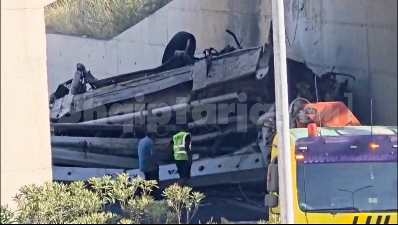 Makina ‘fluturoi’ nga mbikalimi dhe u përplas me një mjet tjetër, përsëritet tragjedia te rrethrrotullimi i TEG! Tre vite më parë 3 të rinj vdiqën në të njëjtën dinamikë Makina ‘fluturoi’ nga mbikalimi dhe u përplas me një mjet tjetër, përsëritet tragjedia te rrethrrotullimi i TEG! Tre vite më parë 3 të rinj vdiqën në të njëjtën dinamikë
