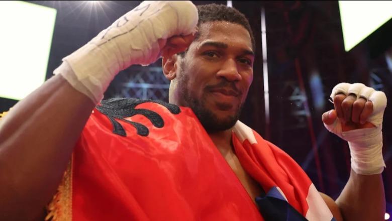 VIDEO/ Gjeste respekti të një kampioni: Prenga përlotet pas humbjes, i kërkon falje shqiptarëve! Joshua feston me flamur kuqezi, takon me radhë familjen e Kristjanit