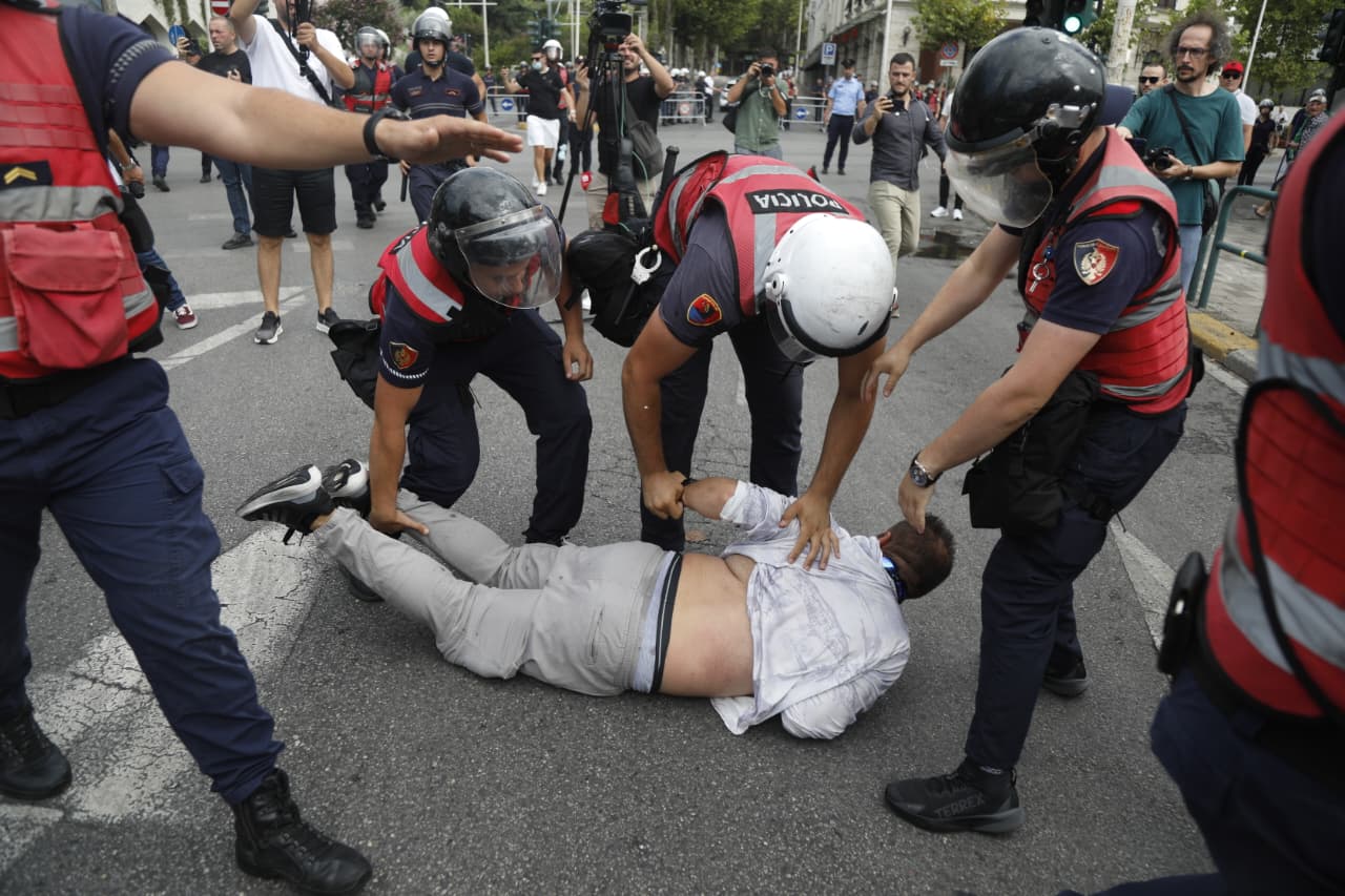 Kuvendi në “rrethim”…. dështojnë sulmet ndaj deputetëve! Protestuesit i përdorin vezët e domatet kundër policëve! Arrestohet dhe lirohet Kola!