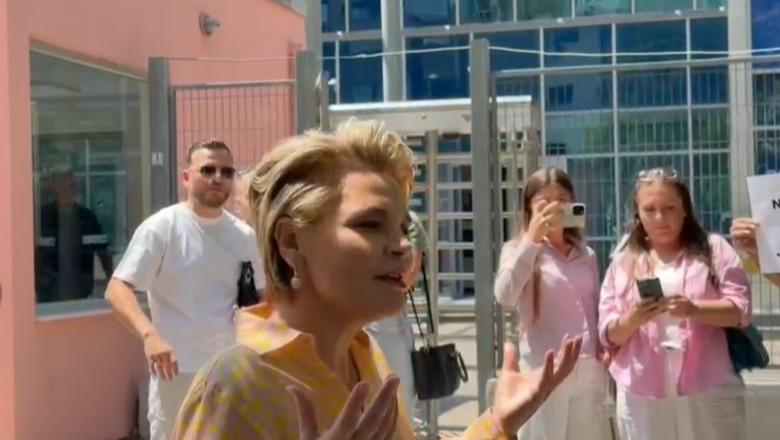 Si u bëre kaq e bukur? “Protestuesit” kureshtarë për shndërrimin në pamje, Kryemadhi: Jam siç kam qenë e re, prapë e shëmtuar! Si u bëre kaq e bukur? “Protestuesit” kureshtarë për shndërrimin në pamje, Kryemadhi: Jam siç kam qenë e re, prapë e shëmtuar!