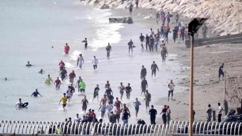 2 mijë emigrantë mbërrijnë me not në Ceuta, 11 të mbytur dhe dhjetëra të zhdukur! Shqyrtohet mundësia e pezullimit të Shengenit me Spanjën 2 mijë emigrantë mbërrijnë me not në Ceuta, 11 të mbytur dhe dhjetëra të zhdukur! Shqyrtohet mundësia e pezullimit të Shengenit me Spanjën