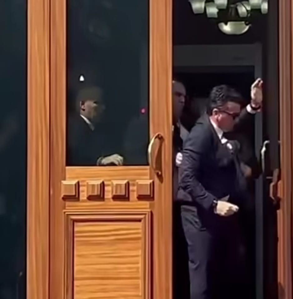 VIDEO/ U përjashtua nga Kuvendi: Shehaj bën “trimin” antiligj tenton të futet me dhunë në sallë! Ndalohet nga garda mes britmave …e kam kryer dënimin, e kam kryer dënimin VIDEO/ U përjashtua nga Kuvendi: Shehaj bën “trimin” antiligj tenton të futet me dhunë në sallë! Ndalohet nga garda mes britmave …e kam kryer dënimin, e kam kryer dënimin