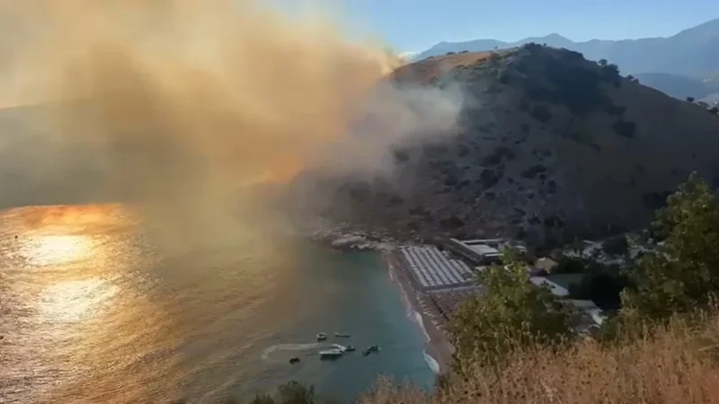 VIDEO/ Zjarr i përmasave të mëdha në kodrat e Llamanit në Himarë! 17 efektivë të shërbimit zjarrfikës në terren, tymi mbulon zonën VIDEO/ Zjarr i përmasave të mëdha në kodrat e Llamanit në Himarë! 17 efektivë të shërbimit zjarrfikës në terren, tymi mbulon zonën