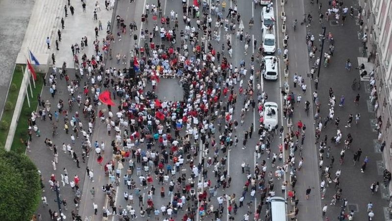 Pse revolucioni u shua dhe “xhiron” me moton… të bëjmë dhe pak dëm?! Pse revolucioni u shua dhe “xhiron” me moton… të bëjmë dhe pak dëm?!