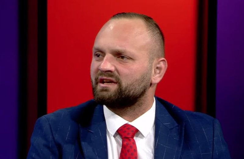 Kthimi i Veliajt imediat’! Anëtari i Këshillit Bashkiak Valteri sulmon Ristanin: Kryetarja më e paaftë që ka pasur ndonjëherë Tirana! Nuk pastron as qytetin Kthimi i Veliajt imediat’! Anëtari i Këshillit Bashkiak Valteri sulmon Ristanin: Kryetarja më e paaftë që ka pasur ndonjëherë Tirana! Nuk pastron as qytetin