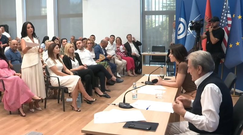 VIDEO/ Përplasje në Këshillin Kombëtar të PD-së, ndërpritet mbledhja dhe fiket transmetimi pas debatit Berisha–Kuçana VIDEO/ Përplasje në Këshillin Kombëtar të PD-së, ndërpritet mbledhja dhe fiket transmetimi pas debatit Berisha–Kuçana