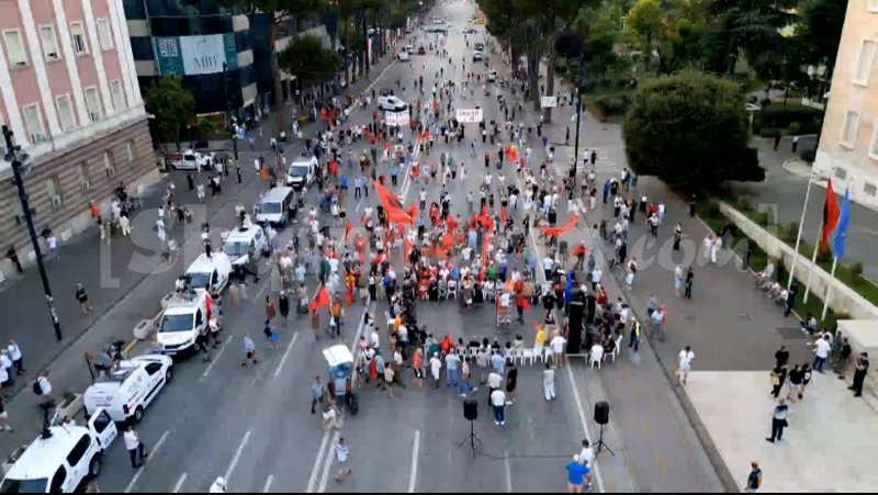 VIDEO/ Protesta në ditën e 48-të: Pjesëmarrja para Kryeministrisë sa “krushqit” e Rithemelimit të Berishës çdo të hënë VIDEO/ Protesta në ditën e 48-të: Pjesëmarrja para Kryeministrisë sa “krushqit” e Rithemelimit të Berishës çdo të hënë