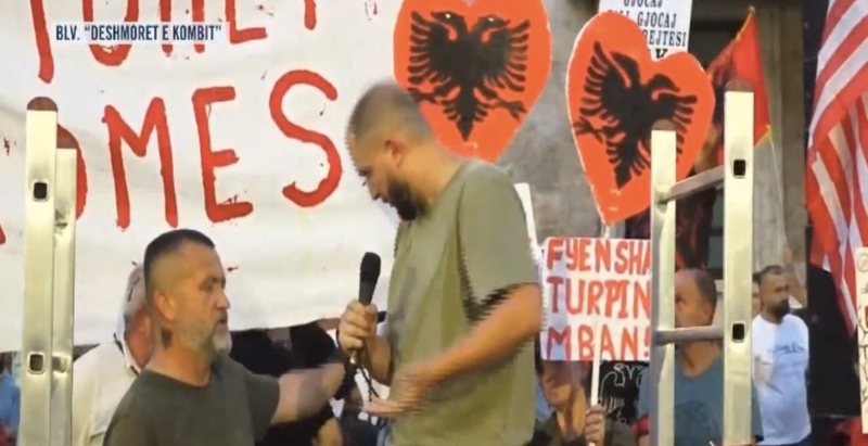 VIDEO/ Pas Kuvendit, dhuna zhvendoset në shesh, protestuesit përleshen me njëri-tjetrin VIDEO/ Pas Kuvendit, dhuna zhvendoset në shesh, protestuesit përleshen me njëri-tjetrin