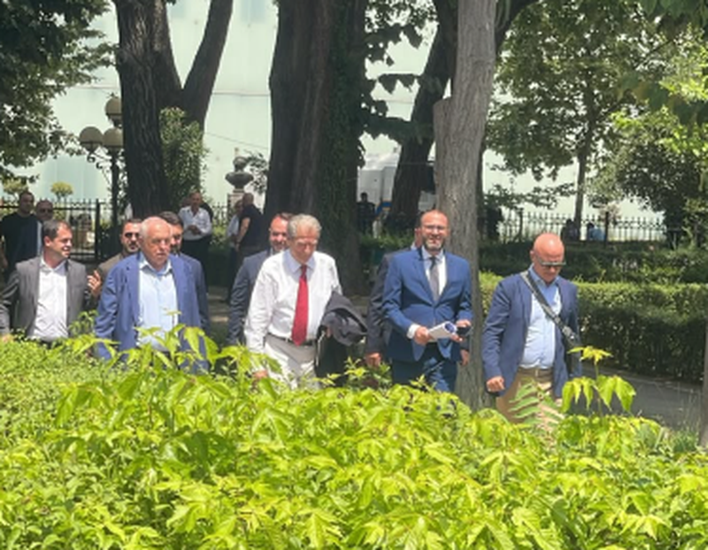 FOTOLAJM/ Rebelimi në grupin parlamentar tremb Berishën! Anulon “bojkotin” dhe kthehet në Kuvend, por… u fshihet protestuesve FOTOLAJM/ Rebelimi në grupin parlamentar tremb Berishën! Anulon “bojkotin” dhe kthehet në Kuvend, por… u fshihet protestuesve