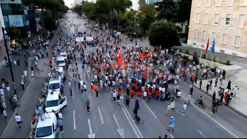 FOTOLAJM/ 150 deri në 200 paradite në përplasjen me policinë! Në protestën e pasdites pjesëmarrje si “foltorja e vdekur” e Berishës… çdo të hënë FOTOLAJM/ 150 deri në 200 paradite në përplasjen me policinë! Në protestën e pasdites pjesëmarrje si “foltorja e vdekur” e Berishës… çdo të hënë