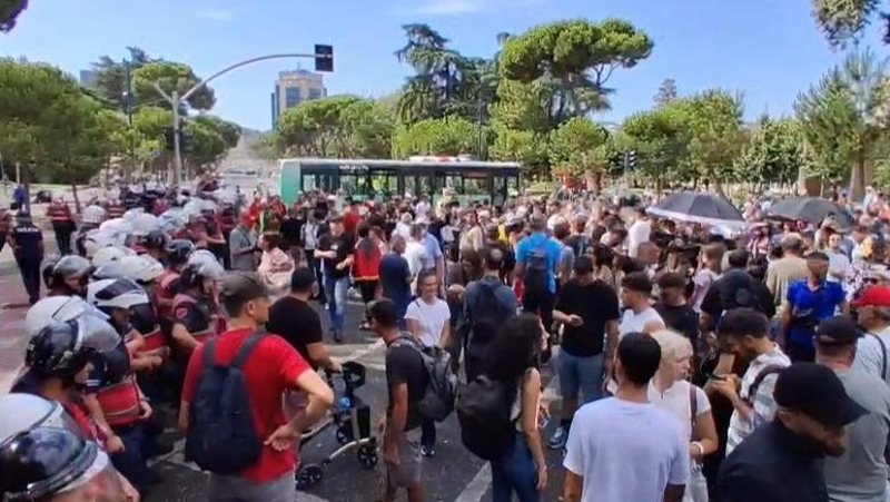 Dita e 58-të e protestës, qytetarët marshojnë nga Kuvendi drejt Bulevardit Dëshmorët e Kombit! Bllokohen disa akse