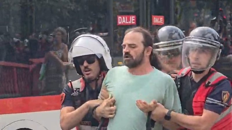 Tensione te “Rruga e Elbasanit”, protestuesit hedhin vezë e domate ndaj Policisë, shoqërohet një prej tyre