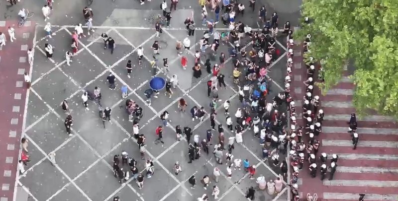 VIDEO/ Protesta para Parlamentit: Pjesëmarrja… më pak se 100 “vezëhedhës”