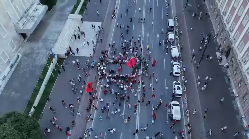 VIDEO/ Protesta në ditën e 59-të pjesmarrja e njëjtë…Rithemelimi i Berishës! Tani jo çdo të hënë çdo ditë