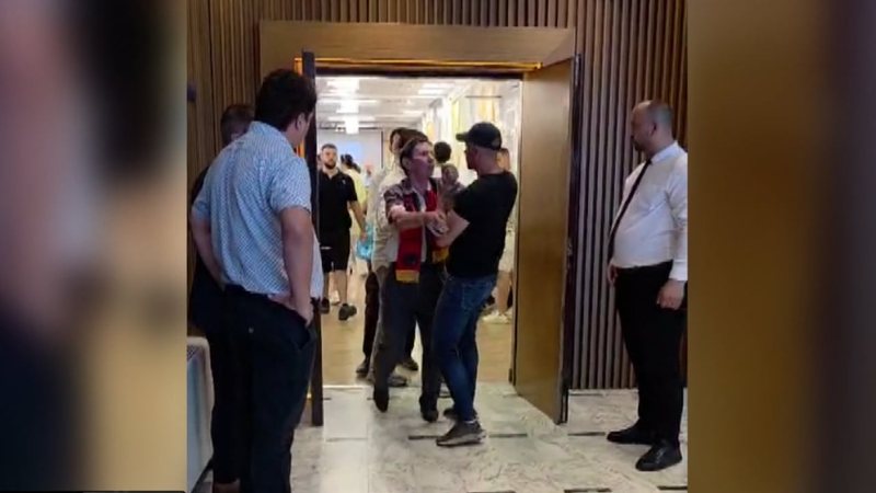 Ish-deputeti Jenisheri merr pjesë në Kuvendin Kombëtar të protestës, nxirret me dhunë nga rojet e sigurisë Ish-deputeti Jenisheri merr pjesë në Kuvendin Kombëtar të protestës, nxirret me dhunë nga rojet e sigurisë