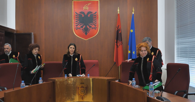 Zbardhet vendimi! GJK nxjerr bllof sharlatanët e PD-së që kanë kthyer Kushtetuesen si “pishuar”:  Argumenton pse pranoi Komisionin për Zgjedhjet dhe jo për McGonigal
