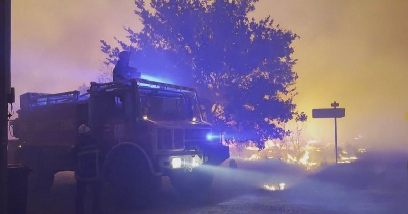 Zjarret në Francë, evakuohen 40 mijë persona nga gadishulli i njohur Zjarret në Francë, evakuohen 40 mijë persona nga gadishulli i njohur
