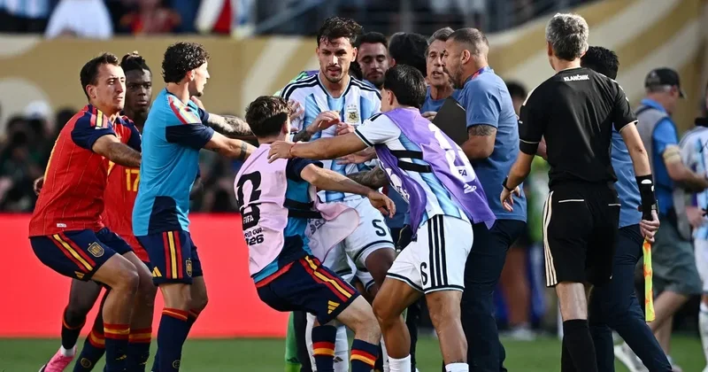 Përplasja dhe grushtet pas finales/ FIFA nis hetimet, nga Paredes te Ayala, zbulohen emrat e argjentinasve që rrezikojnë dënime të rënda Përplasja dhe grushtet pas finales/ FIFA nis hetimet, nga Paredes te Ayala, zbulohen emrat e argjentinasve që rrezikojnë dënime të rënda