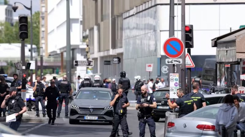 Sulmi me thikë në Paris: Vetëm gra të plagosura! Zbulohet deklarata e parë e autorit: Më urdhëroi Allahu ta bëj!
