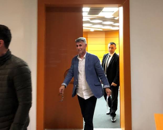 Gjyqtari i GJKKO Dhimitër Lara u fuste duart grave në autobus dhe u tregonte… i arrestuar për vepra të turpshme! Si e kaloi Vetingun, hamshorllëqet dhe vendimet që i rrëzohen nga Gjykata e Lartë?! Gjyqtari i GJKKO Dhimitër Lara u fuste duart grave në autobus dhe u tregonte… i arrestuar për vepra të turpshme! Si e kaloi Vetingun, hamshorllëqet dhe vendimet që i rrëzohen nga Gjykata e Lartë?!