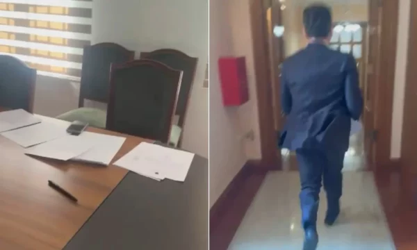 VIDEO/ Çmenduritë e “Marathonomakut” Agron Shehaj: Rrëmben kopjen e konfidenciale të marrëveshjes për kredinë 302 milionë dollarëshe nga SHBA dhe ia “fut vrapit”, shtyn punonjësen e kuvendit duke e rrëzuar në tokë!