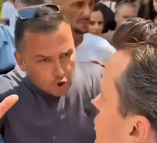Protestuesi vlonjat dëbon nga protesta Agron Shehajn: Ik! Nuk ka deklarata politike këtu, vlonjatët nuk harrojnë (Video) Protestuesi vlonjat dëbon nga protesta Agron Shehajn: Ik! Nuk ka deklarata politike këtu, vlonjatët nuk harrojnë (Video)