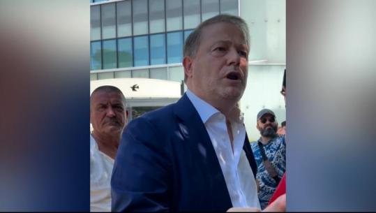 VIDEO/ Ndërrojeni doktorin o burr se s’bëhet nami! Protestuesit largojnë nga tubimi para Kuvendit deputetin demokrat Gjin Gjoni: Jeni bashkëpunëtor në krim! VIDEO/ Ndërrojeni doktorin o burr se s’bëhet nami! Protestuesit largojnë nga tubimi para Kuvendit deputetin demokrat Gjin Gjoni: Jeni bashkëpunëtor në krim!