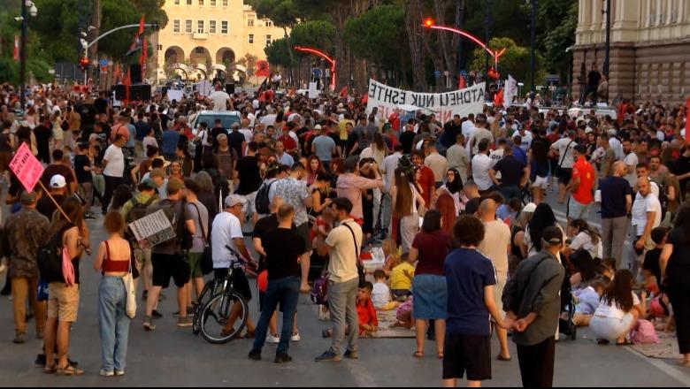 Mero Baze: Protesta që dua(m)n! Mero Baze: Protesta që dua(m)n!