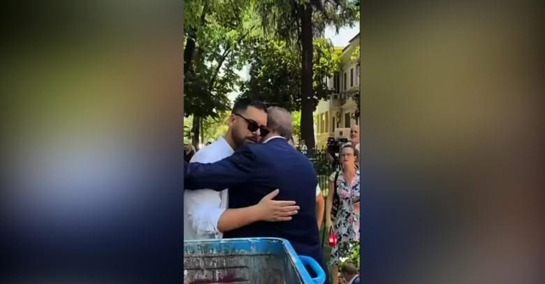 VIDEOLAJM/ Dje sulmonte deputetët e PS, sot ushtari i PD-së Shpend Gashi përqafohet me Gjin Gjonin në protestë VIDEOLAJM/ Dje sulmonte deputetët e PS, sot ushtari i PD-së Shpend Gashi përqafohet me Gjin Gjonin në protestë