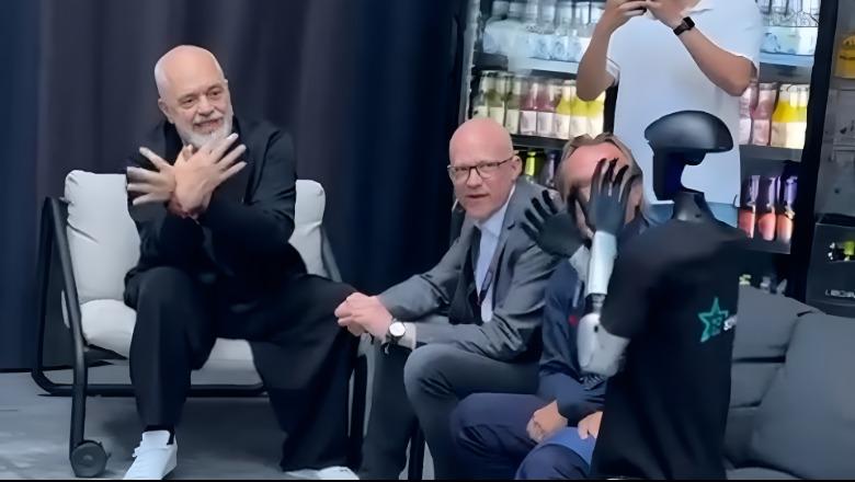 VIDEOLAJM/ Rama i ‘mëson’ robotit si të bëjë shqiponjën dykrenare me duar VIDEOLAJM/ Rama i ‘mëson’ robotit si të bëjë shqiponjën dykrenare me duar